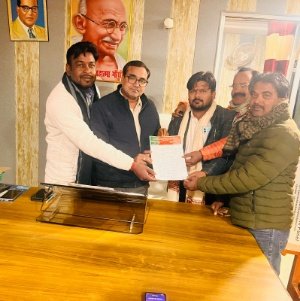 अयोध्या 17दिसम्बर 25*शीतलहर का प्रकोप बढ़ने पर सभासदों ने नपाप से की अलाव के लिए लकड़ी व कंबल वितरण की माँग की