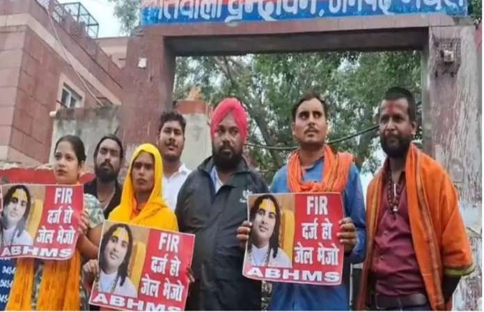 मथुरा 18 दिसंबर 2025 वृंदावन में अखिल भारतीय हिंदू महासभा ने रंगजी का बड़ा बगीचा कथावाचक मथुरा 18 दिसंबर 2025 वृंदावन में अखिल भारतीय हिंदू महासभा ने रंगजी का बड़ा बगीचा कथावाचक