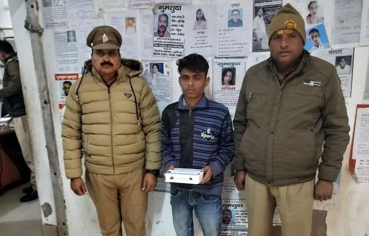 मथुरा18 दिसंबर 25*थाना वृन्दावन पुलिस द्वारा 01 अभियुक्त को चोरी के 01 मोबाइल फोन के साथ किया गया गिरफ्तार*