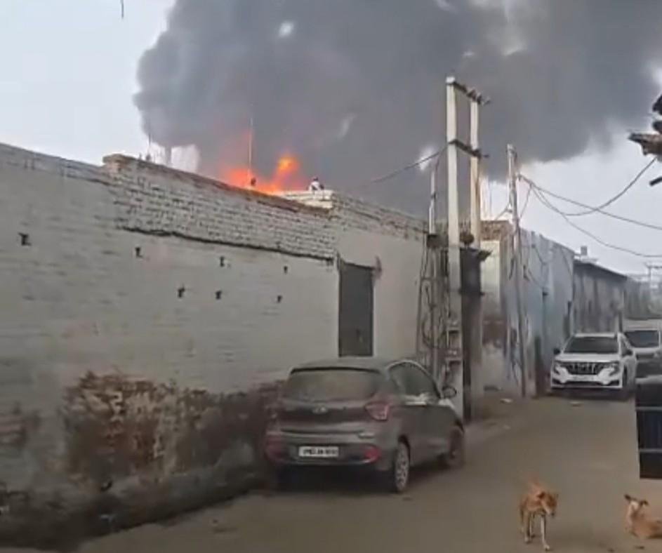 मथुरा 19 दिसंबर 2025 केमिकल फैक्ट्री में भी सड़क फ़्लैश: कैमिकल फैक्ट्री में भीषण आग