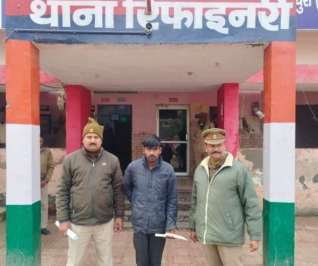 मथुरा 21 दिसंबर 25*थाना रिफाइनरी पुलिस द्वारा एक अभियुक्त को अवैध चाकू सहित किया गिरफ्तार ।*