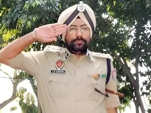 पंजाब22दिसम्बर 25*पटियाला में पूर्व इंस्पेक्टर जनरल ऑफ पुलिस (IG) अमर सिंह चहल ने खुद को गोली मार ली*।