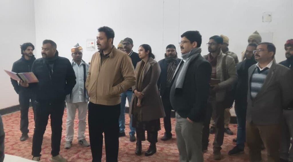 सुल्तानपुर 22दिसम्बर 25*बस स्टेशन रैन बसेरे में डीएम का औचक निरीक्षण,यात्रियों को बांटे कंबल*