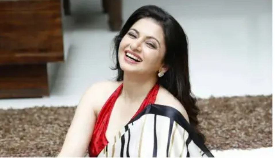 मथुरा23दिसंबर25* सड़क हादसे में बाल बाल बचीं 'मैने प्यार किया' फेम भाग्यश्री, मथुरा में नीलगाय से टकराई कार