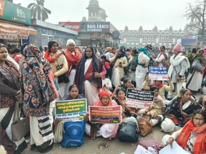 लखनऊ 23दिसम्बर 25*अपनी मांगों के लिए प्रदर्शन करने आयी आशा बहुओ को चारबाग स्टेशन पर रोका गया