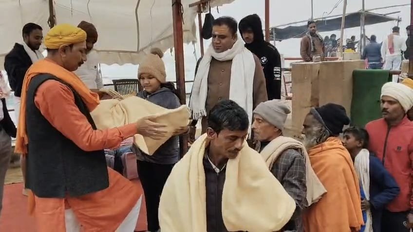 वाराणसी 25दिसम्बर 25*काशी विश्वनाथ दल के राष्ट्रीय अध्यक्ष के अगुवाई में तृतीय चरण में सैकड़ो कंबल का वितरण जरूरतमंदों को दिया