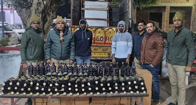 मथुरा25दिसंबर25* पुलिस एवं आबकारी विभाग की टीम की सयुक्त कार्यवाही में 02 शराब तस्कर/अभियुक्तगण को किया गिरफ्तार।*