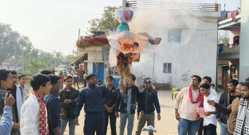 कौशाम्बी 25दिसम्बर 25*विद्यार्थी परिषद कार्यकर्ताओं ने फूंका बांग्लादेश का पुतला*