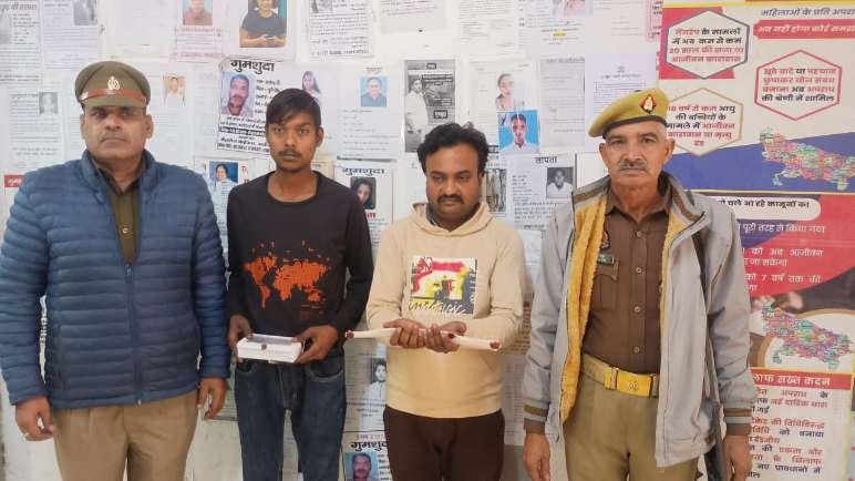 मथुरा 26 दिसंबर 25* दो अभियुक्तगण को चोरी के मोबाइल फोन व एक अवैध चाकू सहित किया गिरफ्तार ।*