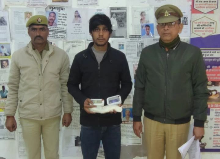 मथुरा27दिसंबर25* एक अभियुक्त चोरी का एटीएम कार्ड, अवैध तमन्चा, कारतूस एवं 520/- रूपये सहित गिरफ्तार 