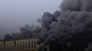 इंदौर30दिसम्बर 25*चॉकलेट फैक्ट्री में भीषण आग के बाद ब्लास्ट... तीन मंजिला इमारत ढही