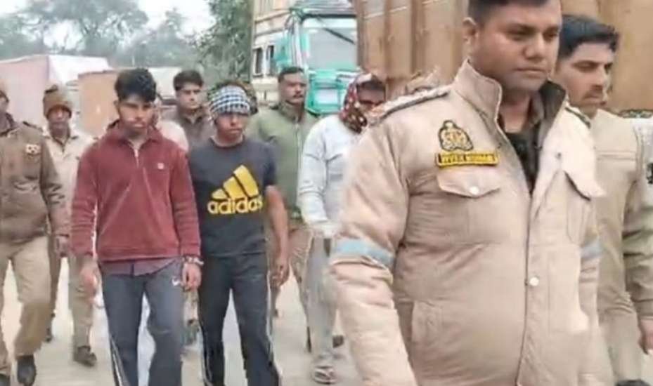 मथुरा 31 दिसंबर 2025*चुनावी रंजिश: चार हत्यारोपियों का गांव में निकाला जुलूस