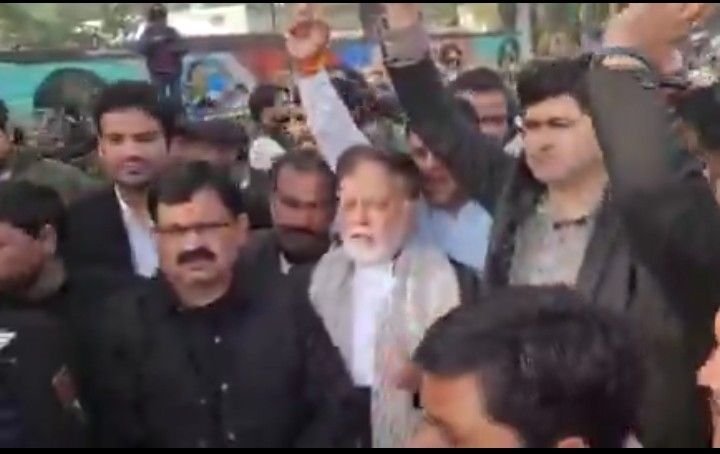 मथुरा 16दिसम्बर 25*में वकीलों ने डीएम कार्यालय से सड़क तक प्रदर्शन करते