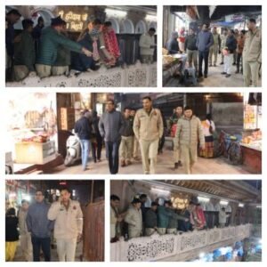मथुरा 31 दिसंबर 25 *जिलाधिकारी मथुरा एवं वरीय पुलिस अधीक्षक अधिकारियों के साथ बांके बिहारी मंदिर के आसपास पैदल गश्त *