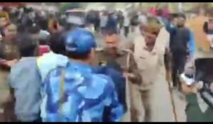 प्रयागराज 15दिसम्बर 25*सैकड़ों छात्रों ने UPPSC कार्यालय के सामने जोरदार प्रदर्शन किया।