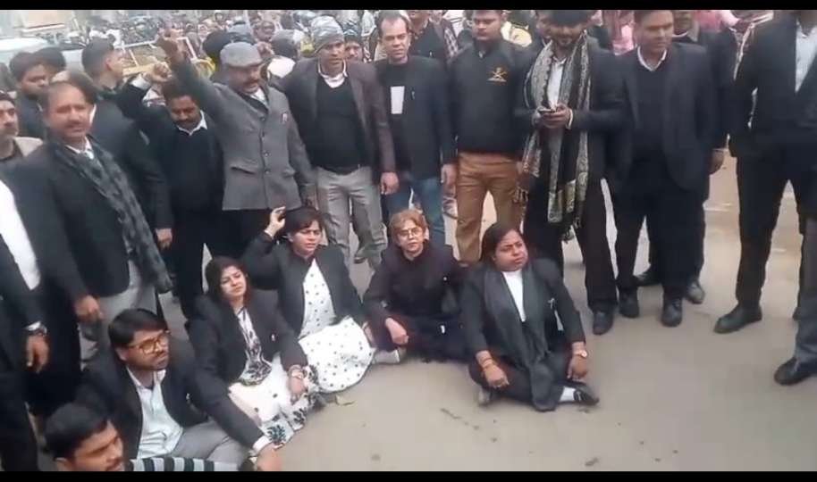 मथुरा 16 दिसंबर 2025*बहुत दुखद अधिवक्ता साथियों के चेंबर हम लेकर रहेंगे