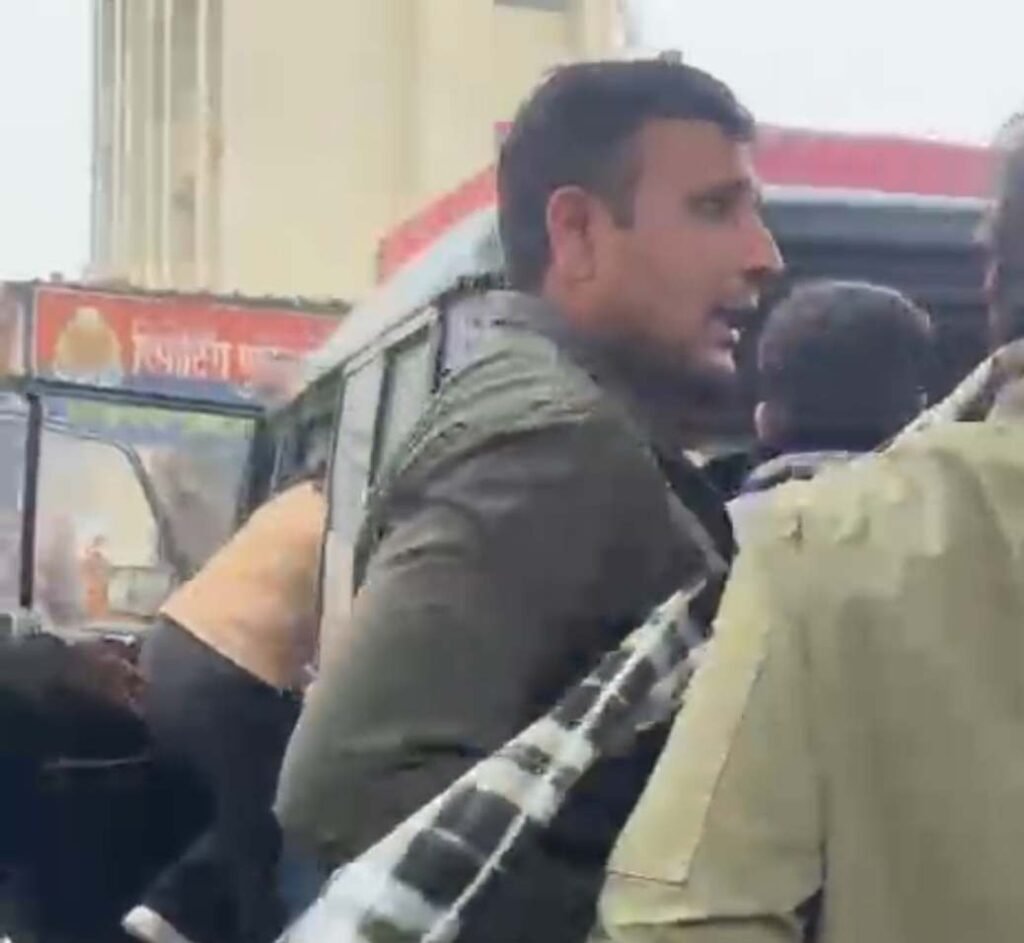 मथुरा21दिसंबर25* महिला पिंक बूथ प्रभारी और हेड कांस्टेबल को अंतिम कलेक्शन टीम ने रंगे हाथों किया गिरफ्तार 