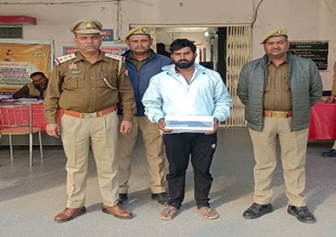 मथुरा 8 दिसंबर 25*थाना बलदेव पुलिस द्वारा वांछित अपराधियो की गिरफ्तारी हेतु चलाये जा रहे अभियान के क्रम में 01 वांछित अभियुक्त को एक अवैध हथियार सहित किया गिरफ्तार ।*