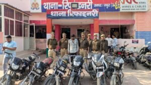 मथुरा 12 दिसंबर 25*थाना रिफाइनरी पुलिस टीम द्वारा एक अन्तर्जनपदीय शातिर चोर को किया गया गिरफ्तार, कब्जे से 06 चोरी की मोटर साइकिल बरामद ।*
