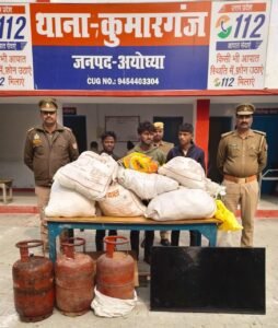 अयोध्या प्राथमिक विद्यालय,१२ सितम्बर २५ * यूपीआजतक न्यूज़ चैनल पर अयोध्या  आंगनबाड़ी केंद्र से चोरी का शत-प्रतिशत सामान बरामद पुलिस ने तीन चोरों को गिरफ्तार किया, अन्य वारदातें भी कबूलीं।