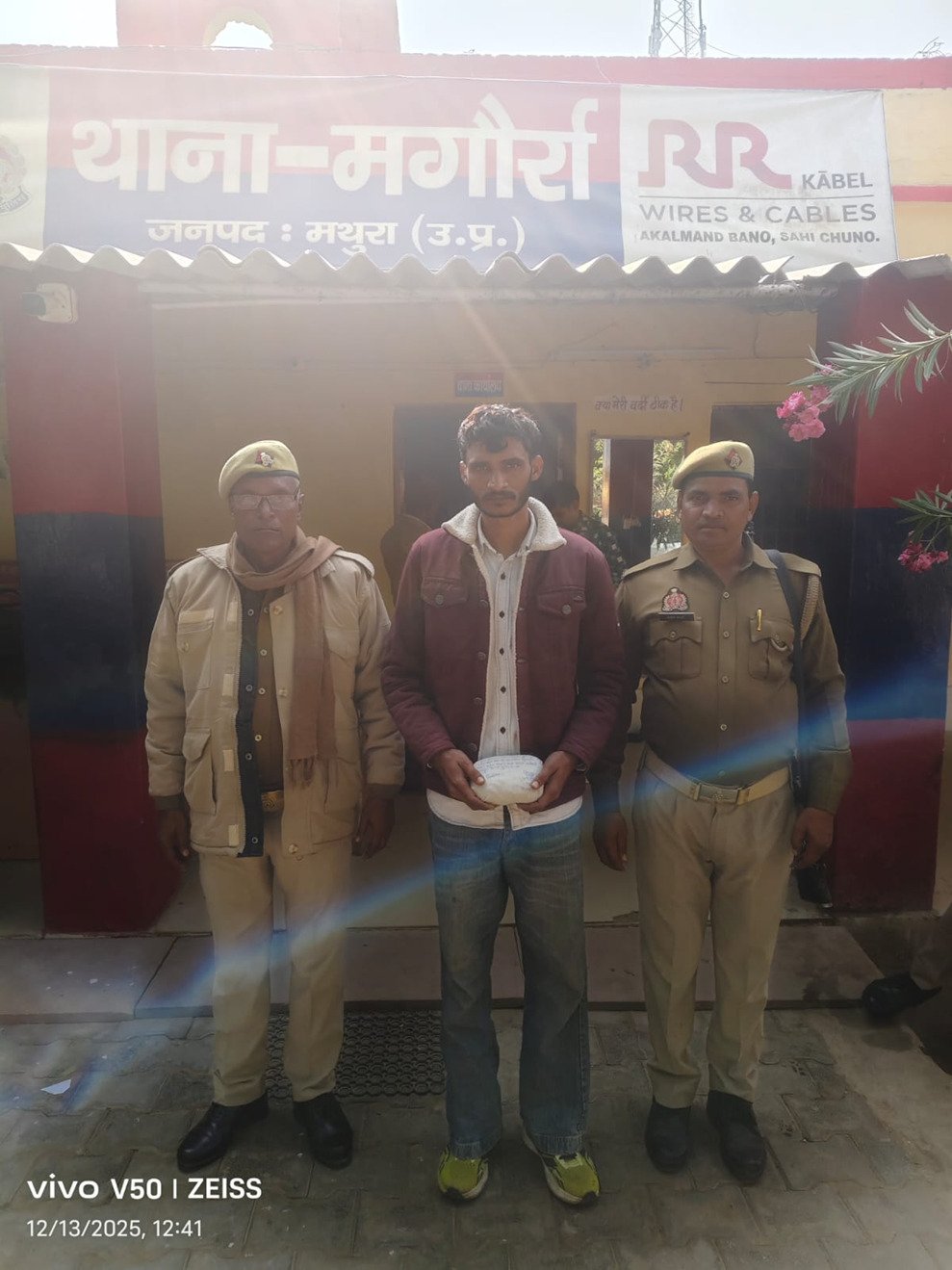 मथुरा 13 दिसंबर 25*थाना महावन पुलिस द्वारा 01 अवैध चाकू के साथ 01 अभियुक्त को किया गया गिरफ्तार* मथुरा 13 दिसंबर 25*थाना महावन पुलिस द्वारा 01 अवैध चाकू के साथ 01 अभियुक्त को किया गया गिरफ्तार*