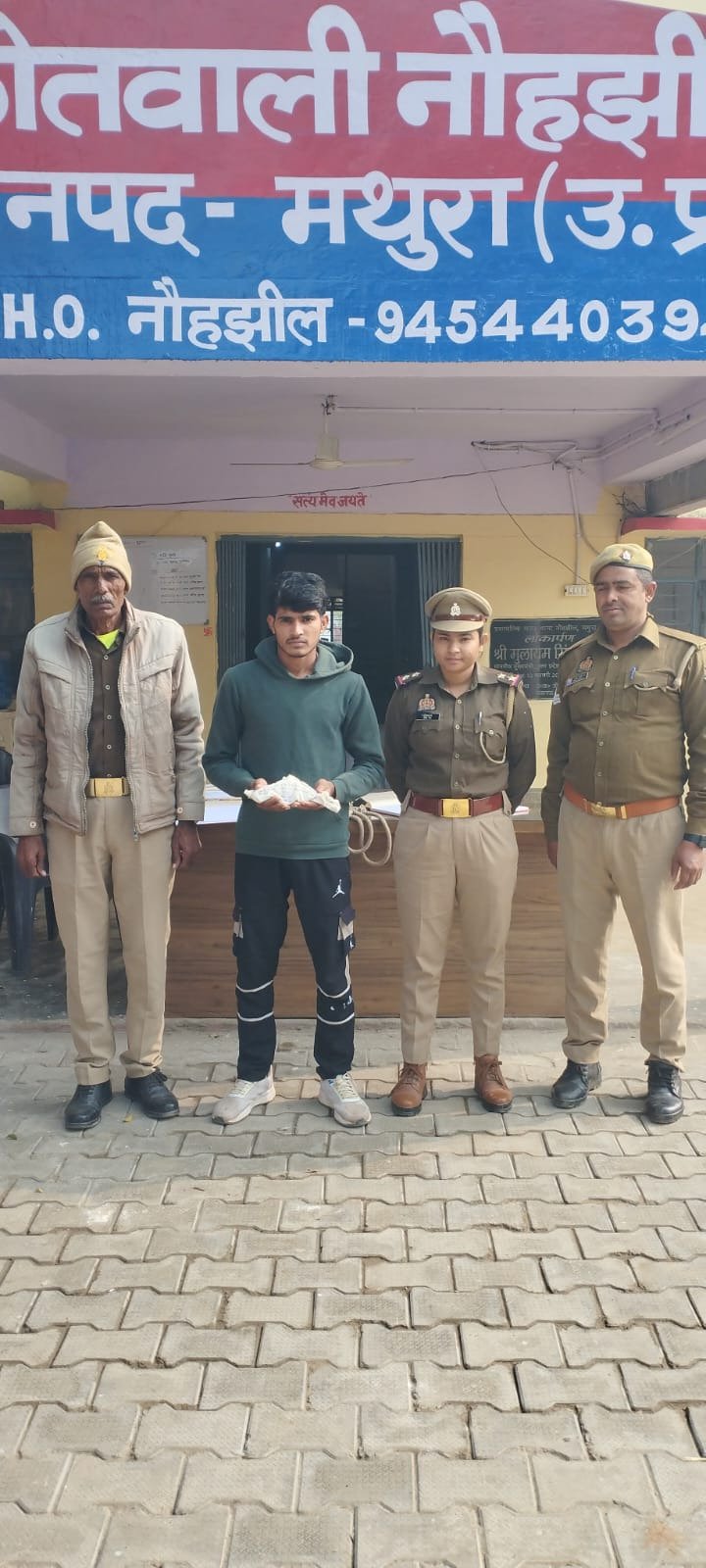 मथुरा 14 दिसंबर 25*थाना नौहझील पुलिस द्वारा एक अभियुक्त को 01 तमंचा .315 बोर के साथ किया गया गिरफ्तार।* मथुरा 14 दिसंबर 25*थाना नौहझील पुलिस द्वारा एक अभियुक्त को 01 तमंचा .315 बोर के साथ किया गया गिरफ्तार।*