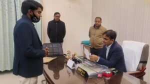 वाराणसी/दिनाक 15 दिसम्बर 2025 *जिलाधिकारी सत्येन्द्र कुमार ने जनता दर्शन में फरियादियों की सुनी समस्याएं