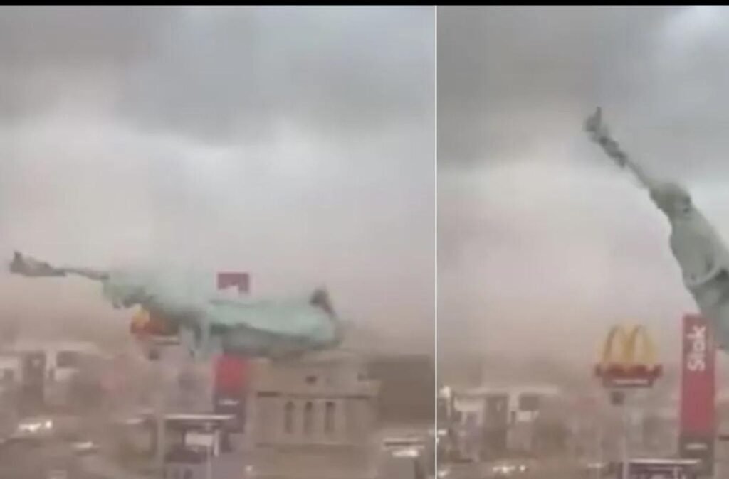 दिल्ली १६ दिसम्बर २५ *तेज हवा से गिरा स्टैच्यू ऑफ लिबर्टी ? ब्राजील से सामने आया Video हो रहा वायरल, मूर्ति के गिरते ही मची भगदड़