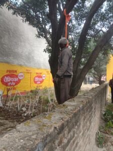 लखनऊ १७ दिसंबर २५* यूपीआजतक न्यूज़ चैनल पर एक सक्श  पेड़ में फासी पर लटकता हुआ पाया गया. 