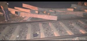 उन्नाव १८ दिसंबर २५ *  यूपीआजतक न्यूज़ चैनल पर रेलवे ट्रैक में मचा हड़कंप। ......