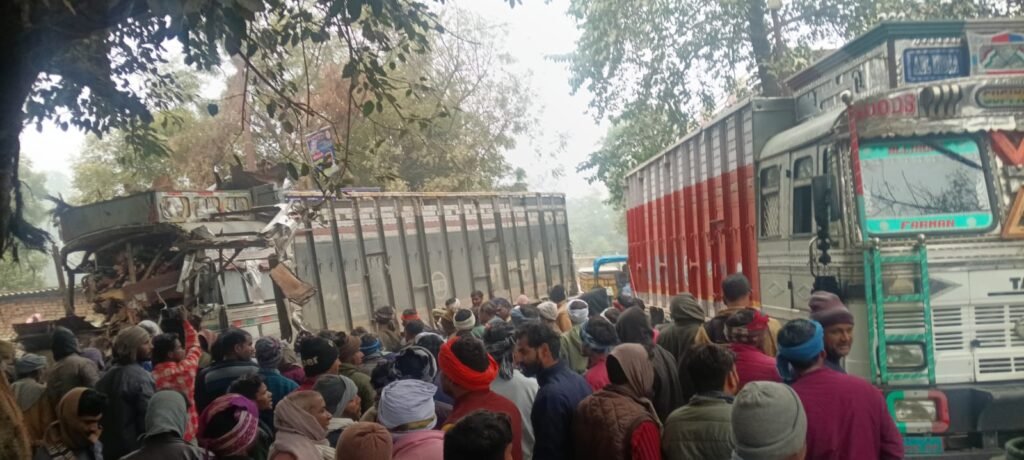 सुल्तानपुर १८ दिसंबर २५ *लम्भुआ के कुर्मियाने रामपुर में भीषण हादसा: सरिया लदा ट्रक घर में घुसा, दो की मौत, कई घायल**