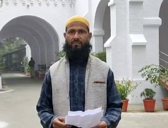 बरेली १९ दिसंबर २५ *  बरेली के मीरगंज निवासी मौ.आरिफ ने अवैध मस्जिद की शिकायत CM योगी से की. ...