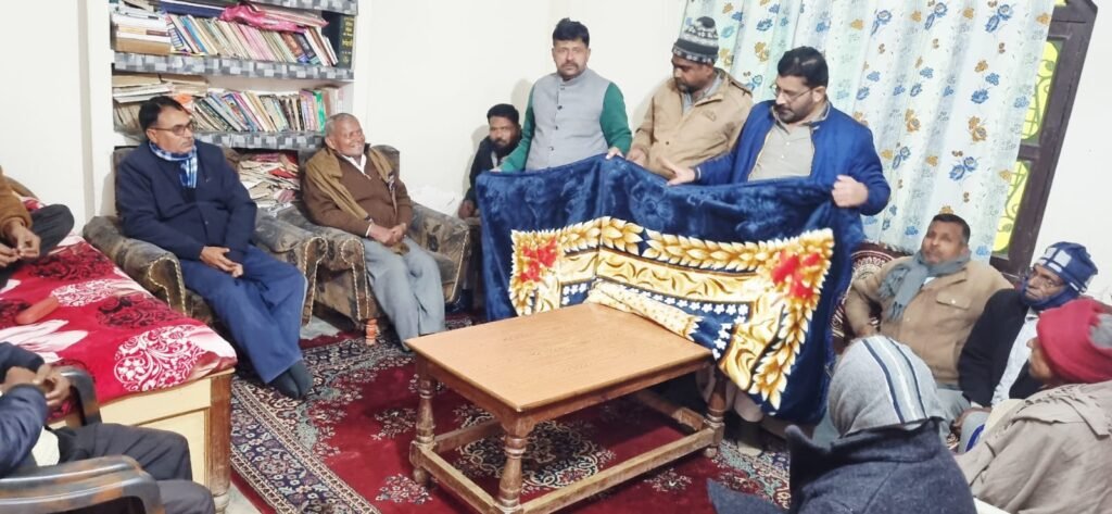 सुल्तानपुर २० दिसंबर २५ * भीषण ठंड में मानवता का हाथ सेवा संघ ने निर्धन परिवारों के लिए बनाई रूपरेखा। .