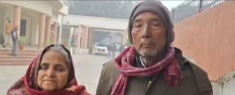 अलीगढ़ (UP) २० दिसंबर २५ * बीमारी के इलाज में कर्ज चुकाने के लिए अपनी किडनी बेचने की अनुमति मांगी है।. . अलीगढ़ (UP) २० दिसंबर २५ * बीमारी के इलाज में कर्ज चुकाने के लिए अपनी किडनी बेचने की अनुमति मांगी है।. .