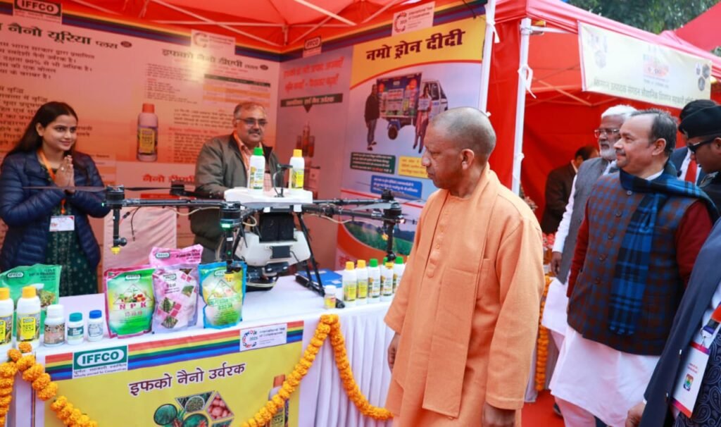 लखनऊ २१ दिसंबर २५ *  आज लखनऊ में विशिष्ट अतिथि पूर्व केंद्रीय मंत्री श्री सुरेश प्रभु जी के साथ मुख्यमंत्री योगीजी ने युवा सहकार सम्मेलन। .... 