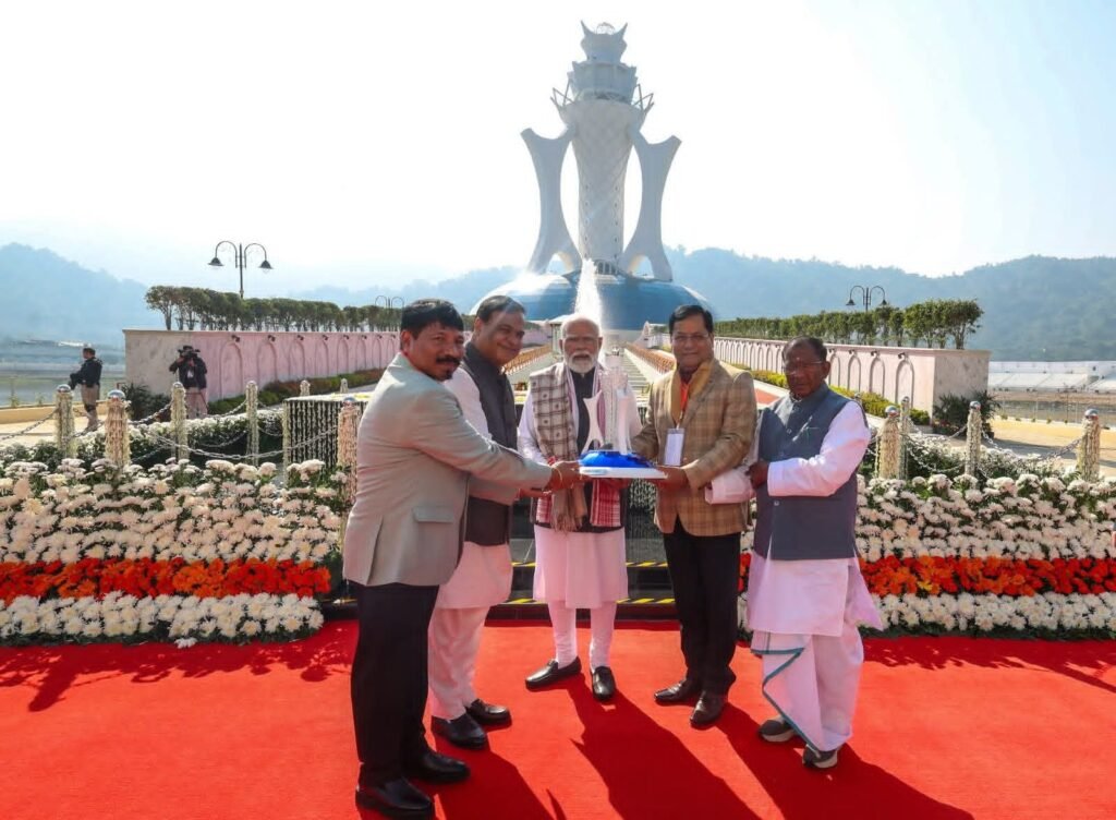 असाम गुवाहाटी २१ दिसंबर २५ *  पीएम मोदी ने गुवाहाटी के शहीद स्मारक क्षेत्र में श्रद्धांजलि दी. ..