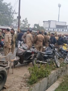 सुल्तानपुर २२ दिसंबर २५ * *दर्जनों गाड़ियों के काफिले संग लोलेपुर पहुंचा सिराज अहमद का शव,भारी पुलिस बल तैनात*