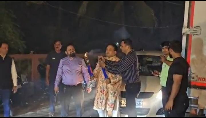 गुजरात २४ दिसंबर २५ * सूरत में उद्योपति दीपक इजारदार ने अपने बेटे के बर्थडे पर ट्रैफिक रोककर पटाखे फोड़े