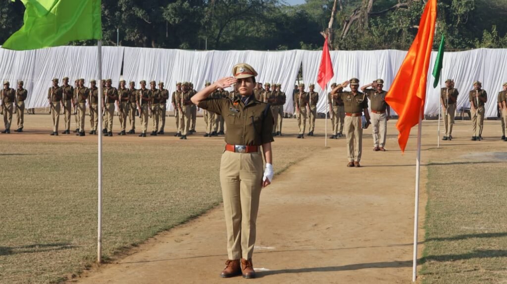 मथुरा 24 दिसंबर 25*अपर पुलिस महानिदेशक को पुलिस लाइन में सलामी ली गई*