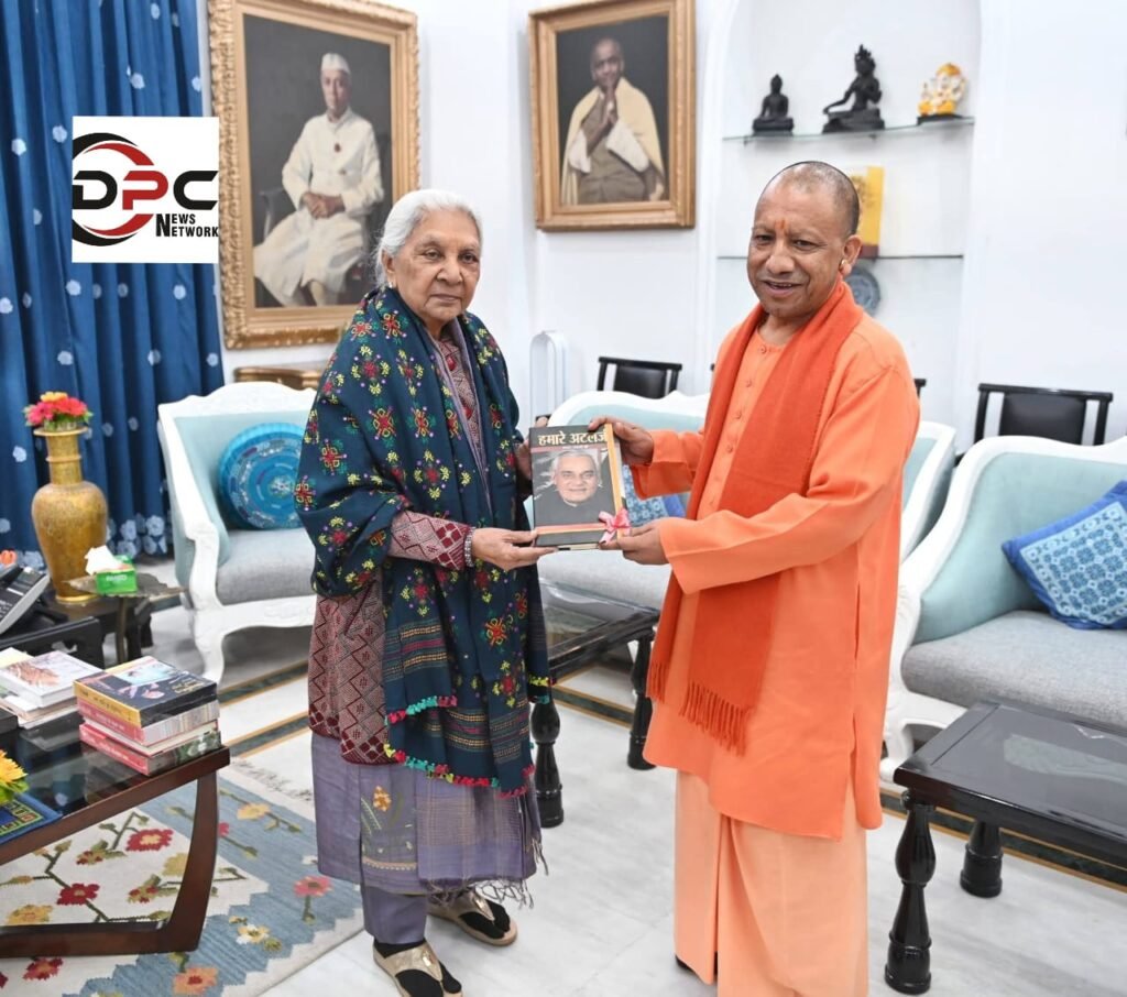 लखनऊ २५ दिसंबर २५ * राजभवन में मुख्यमंत्री योगी आदित्यनाथ ने शिष्टाचार में की पुस्तक भेंट। ...