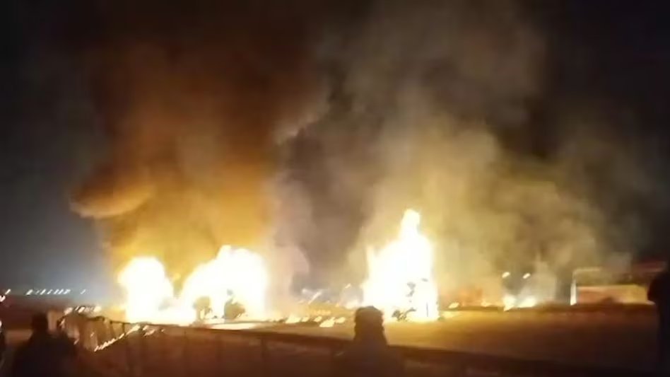 कर्णाटक २५ दिसंबर २५ * कर्नाटक के चित्रदुर्ग जिले में आज तड़के एक बड़ा सड़क हादसा हो गया