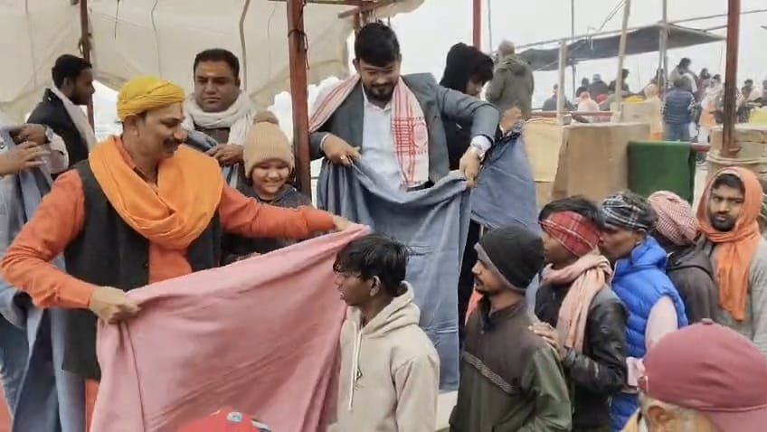 कशी विश्वनाथ २५ दिसंबर २५ * काशी विश्वनाथ दल के राष्ट्रीय अध्यक्ष के अगुवाई में तृतीय चरण में सैकड़ो कंबल का वितरण जरूरतमंदों को दिया 