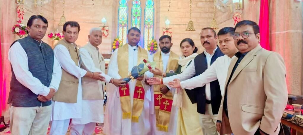 जोधपुर २५ दिसंबर २५ * श्री ओमकार जी वर्मा ने फादर को गुलदस्ता भेंट कर क्रिसमस की हार्दिक बधाई एवं शुभकामनायें दी!