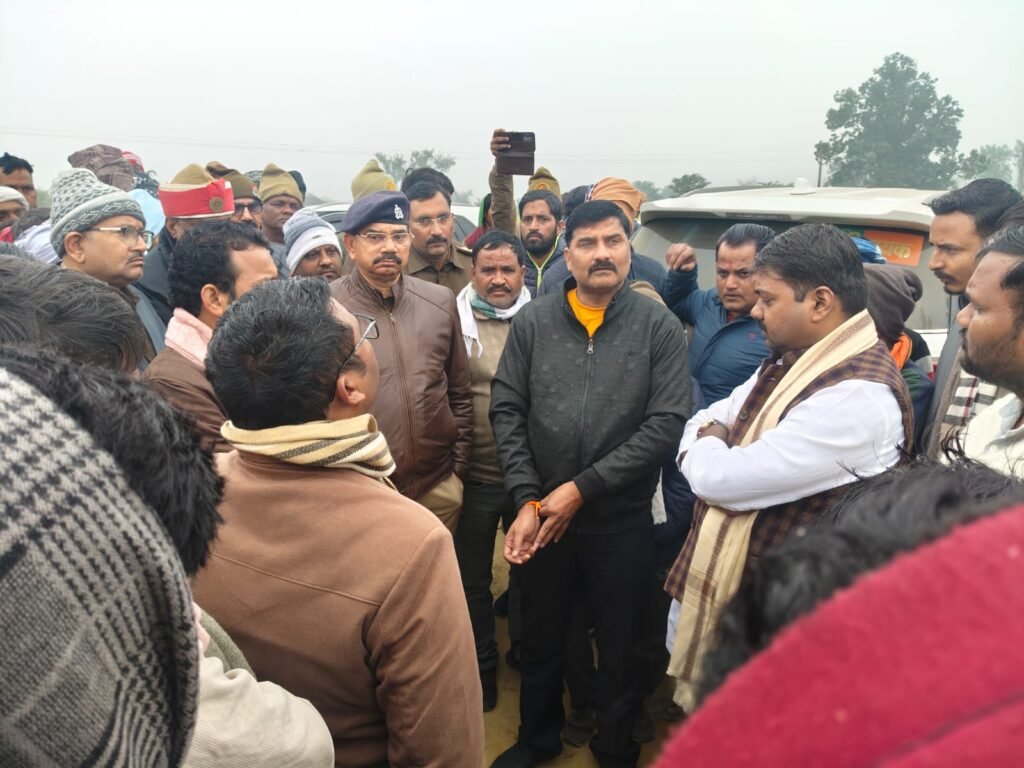 बिल्हौर २८ दिसंबर २५ *  सिक्योरिटी गार्ड की हत्या के मामले में परिजन काट रहे हंगामा घटनास्थल पर