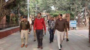 मथुरा 2 दिसंबर 25 *मथुरा जिला अधिकारी एवं वरिष्ठ पुलिस अधीक्षक पुलिस बल के साथ कृष्ण जन्मभूमि एवं आसपास पैदल भ्रमण