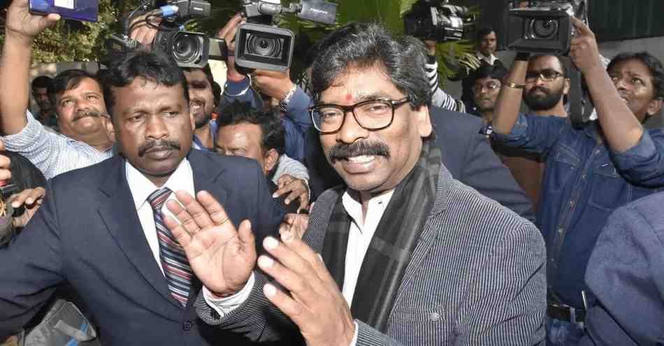 राँची २ दिसम्बर २०२५ *भाजपा के एक शीर्ष नेता से मुलाकात के बाद राजनीतिक गलियारों में हेमंत सोरेन के NDA में शामिल होने की अटकलें और तेज हो गई हैं।