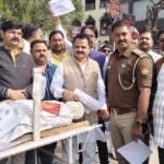 लखनऊ23 जनवरी 26 * सर्राफा व्यापारियों ने सोना–चांदी के बढ़ते दामों से संकट का हवाला देते हुए “वेंटीलेटर यात्रा” निकाली