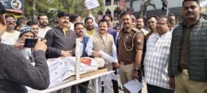 लखनऊ23 जनवरी 26 * सर्राफा व्यापारियों ने सोना–चांदी के बढ़ते दामों से संकट का हवाला देते हुए “वेंटीलेटर यात्रा” निकाली