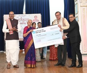 बांदा २८ जनवरी २६*लोक कला के उत्थान हेतु राज्यपाल द्वारा सम्मानित विजय बहादुर श्रीवास्तव*