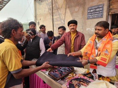 कानपुर नगर 01जनवरी 26*विधायक मोहित राहुल बच्चा सोनकर ने जरूरत मंद लोगों को कम्बल जैकेट साड़ी वितरित की